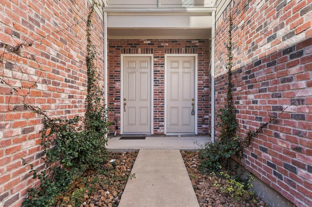 12585 Piping Rock Dr, Houston, TX 77077