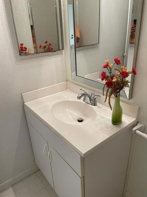 10855 Meadowglen Ln, Houston TX  77042-4000 exterior