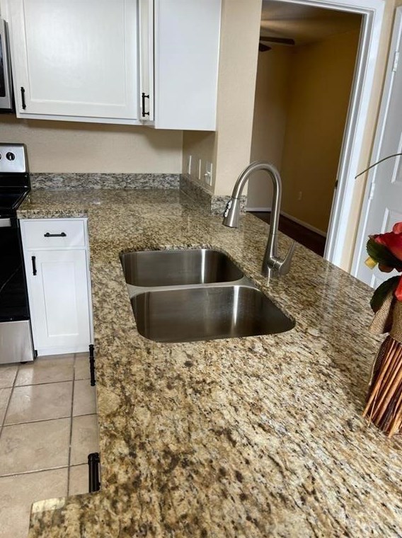 10855 Meadowglen Ln, Houston TX  77042-4000 exterior