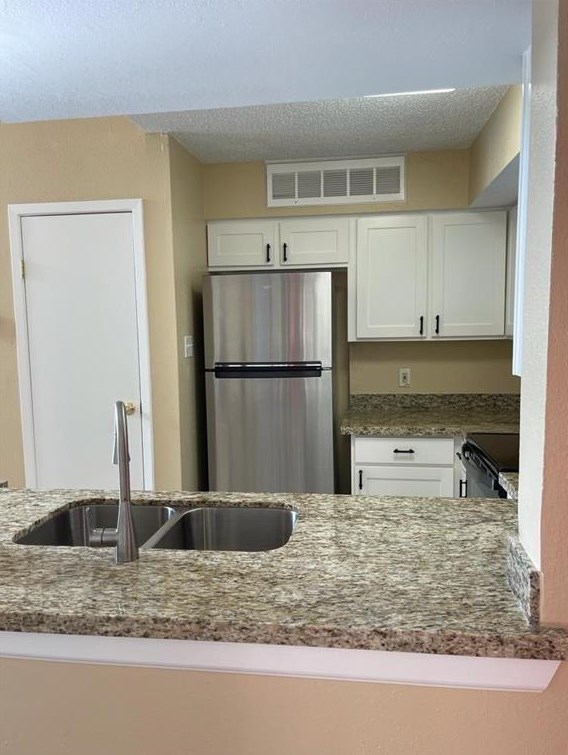 10855 Meadowglen Ln, Houston TX  77042-4000 exterior