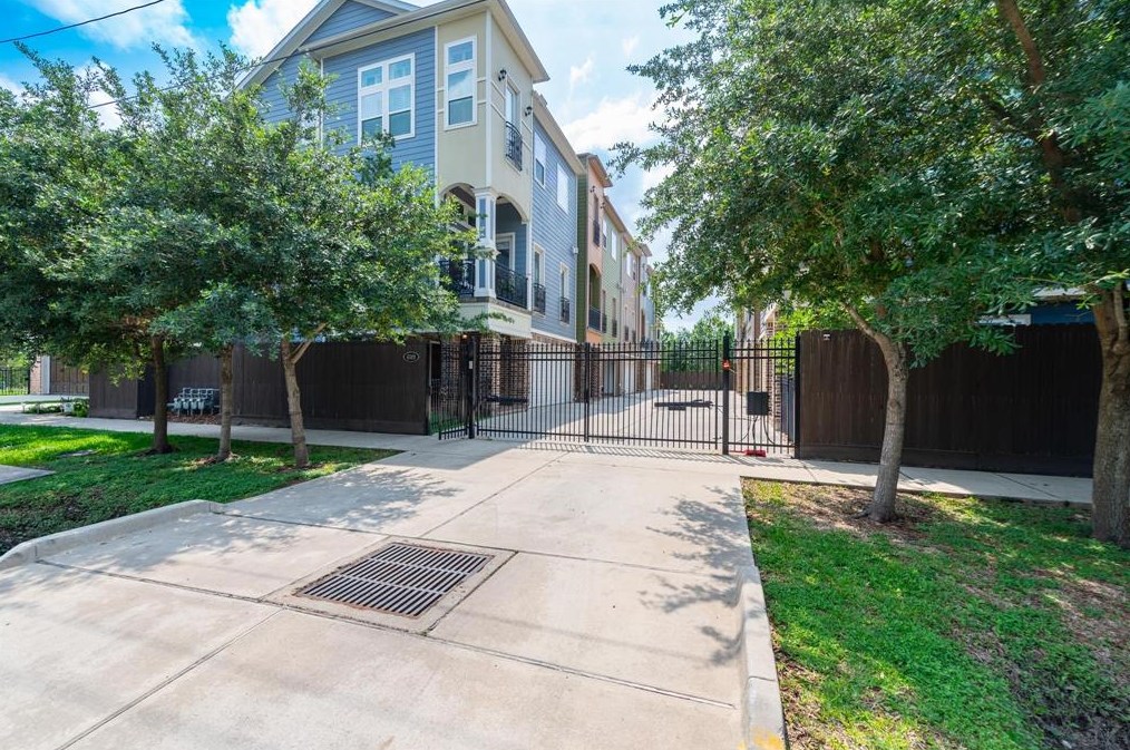 609 Rutland St #b, Houston, TX 77007
