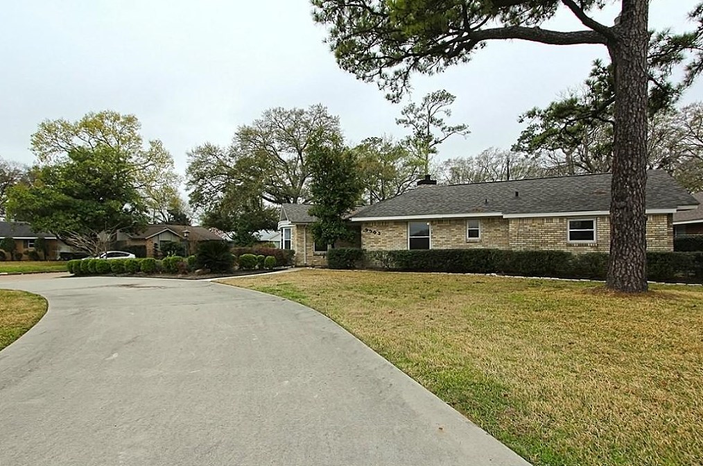 2303 W T C Jester Blvd, Houston, TX 77008