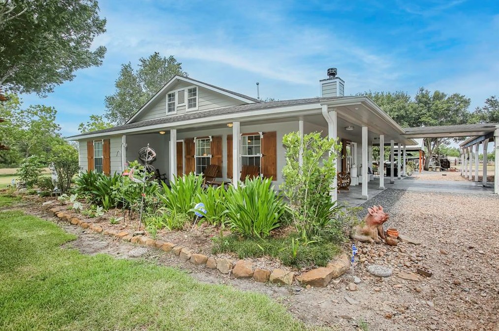 23104 Hopkins Ln, Damon, TX