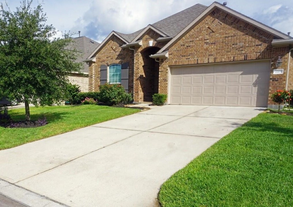 2205 Maple Point Dr N, Conroe, TX 77301