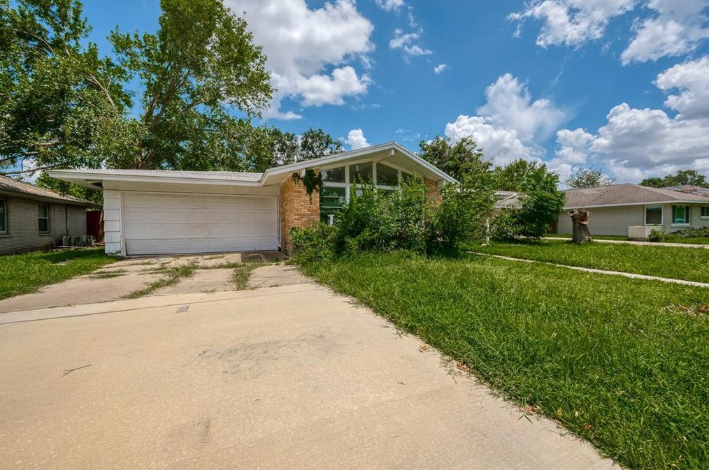 5434 Creekbend Dr, Houston, TX 77096-5011