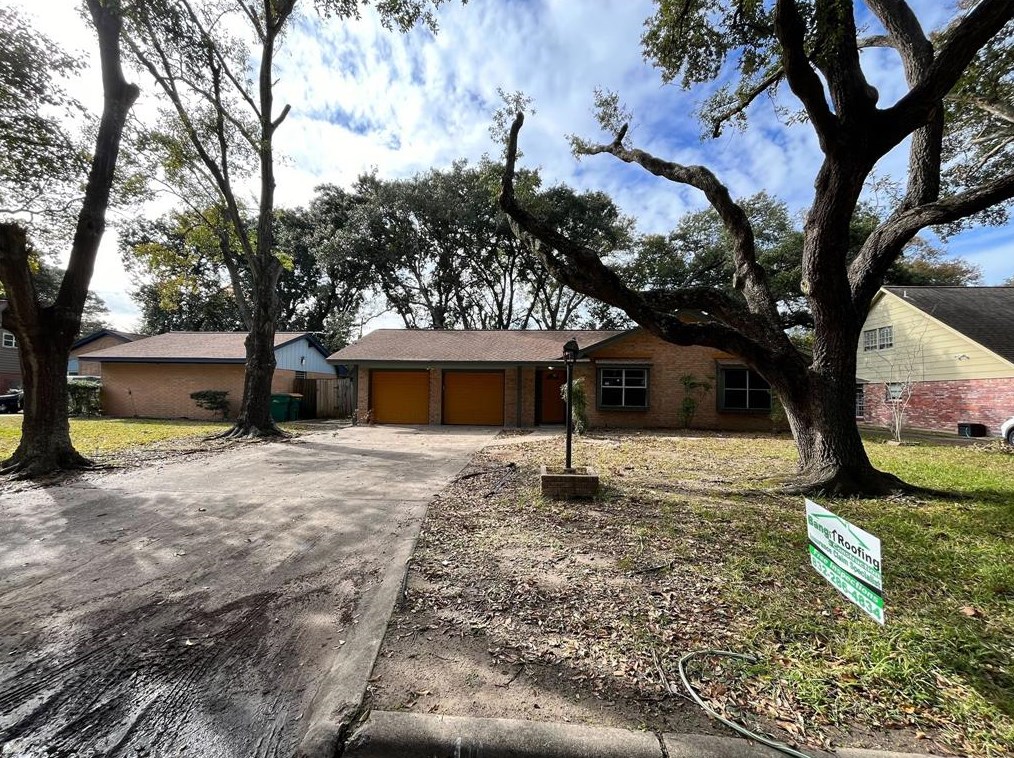 10 Chimney Corners Dr, La Marque, TX 77568