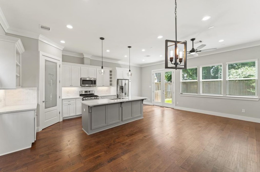 6938 J W Peavy Dr, Houston, TX 77011