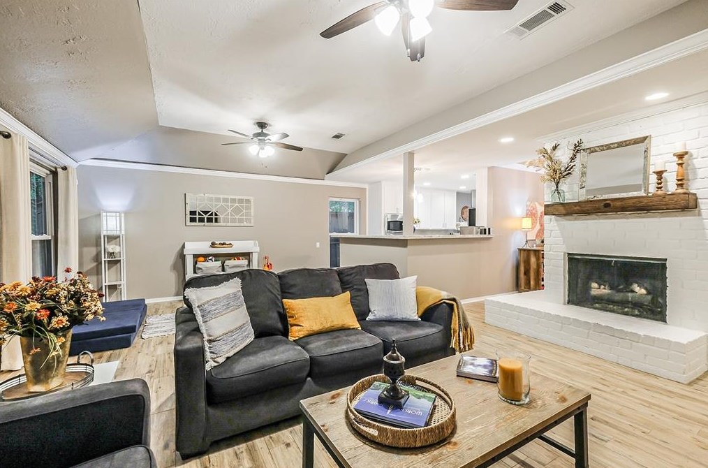 2102 Woodland Park Dr, Houston, TX 77077-6428