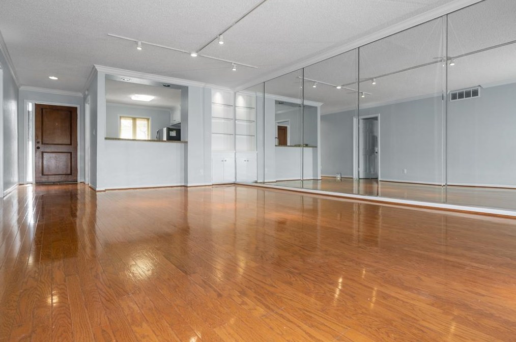 6521 Bayou Glen Rd, Houston, TX 77057