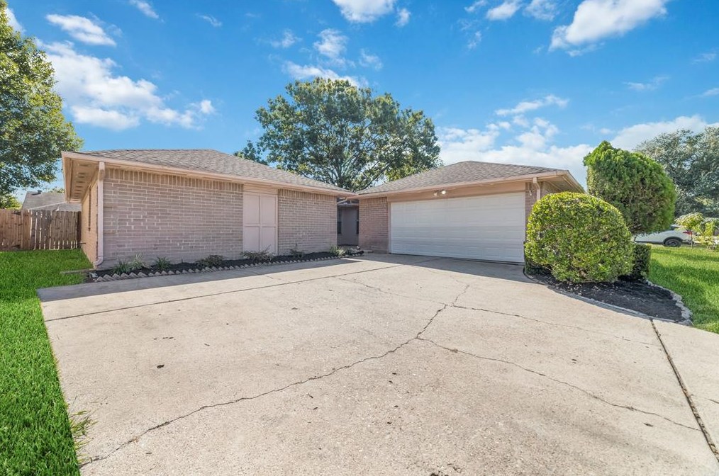 3427 Esterbrook Dr, Houston, TX 77082-1421