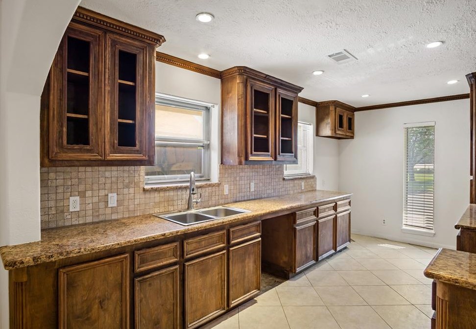 2818 Burke Rd, Pasadena TX 77502-5570 exterior