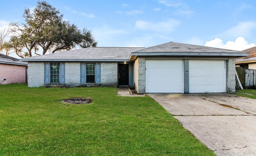 9806 Charmont Rd, Morgans Point, TX 77571