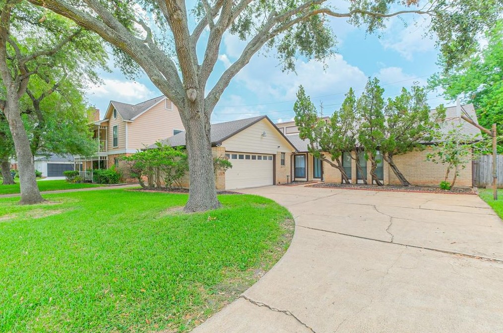 2815 Arrowhead Dr, Sugar Land, TX 77479