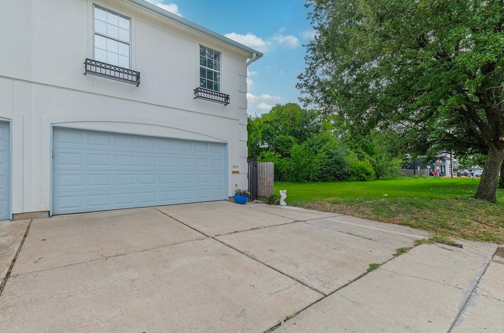 5914 Kirby Dr, Houston TX  77005-3102 exterior