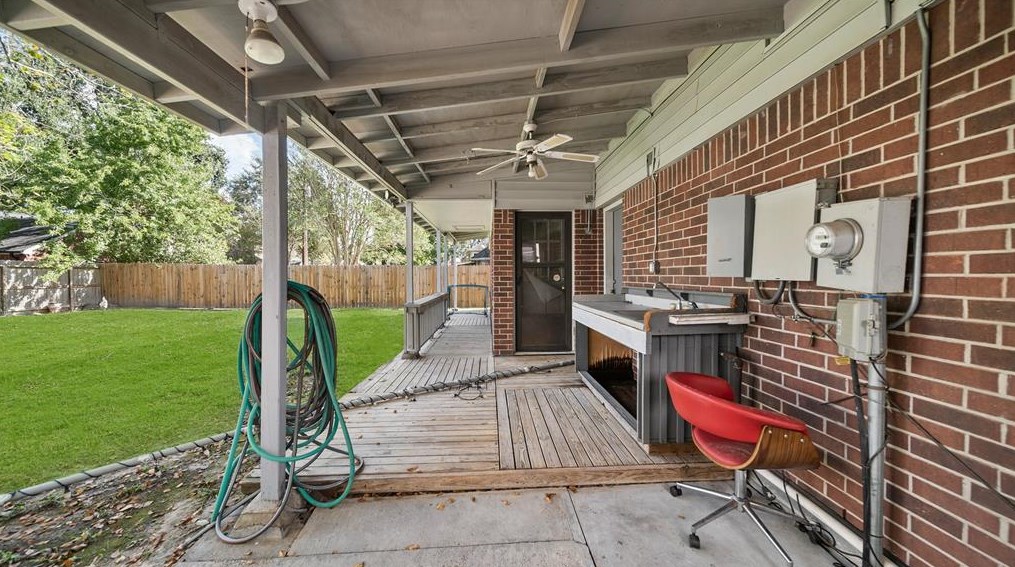 1507 New Cedars Dr, Houston TX  77062-2282 exterior