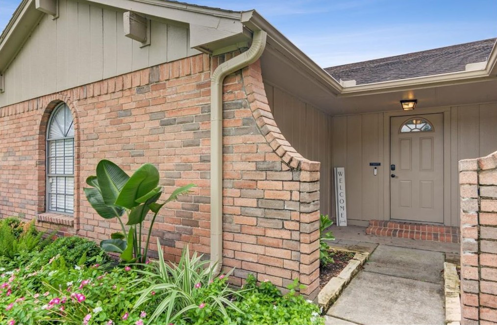 9734 Barmont Dr, Morgans Point, TX 77571