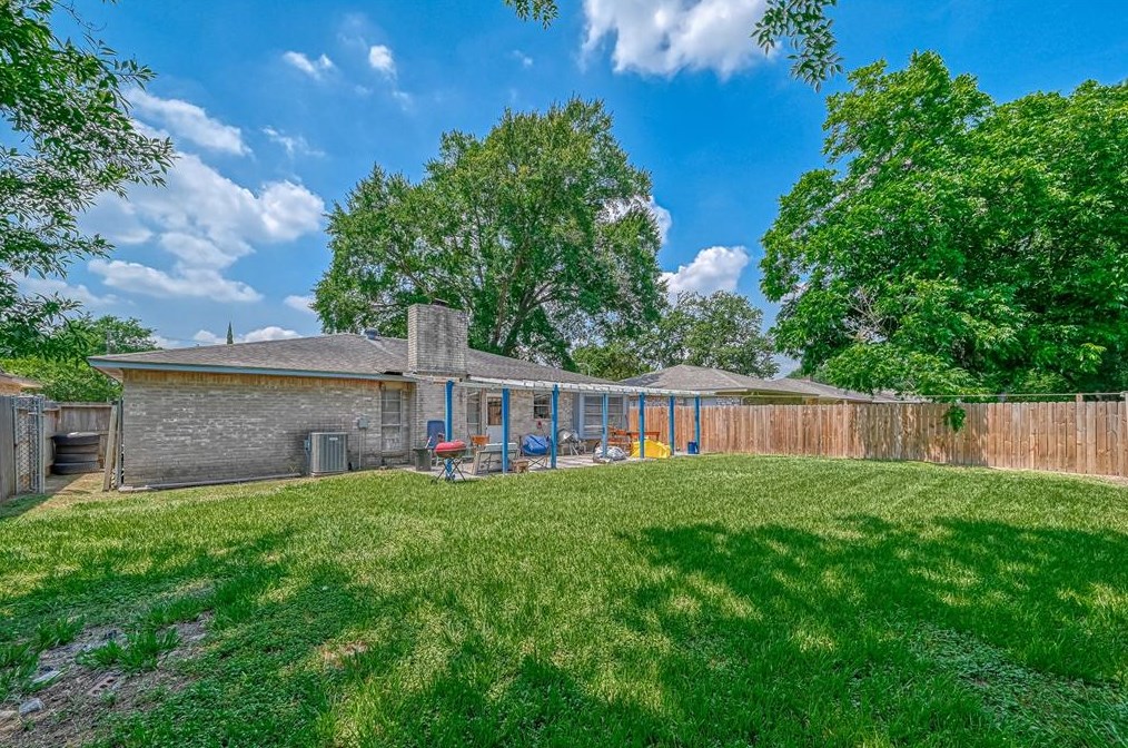 7526 Bubbling Spg Ln, Houston TX  77086-3002 exterior