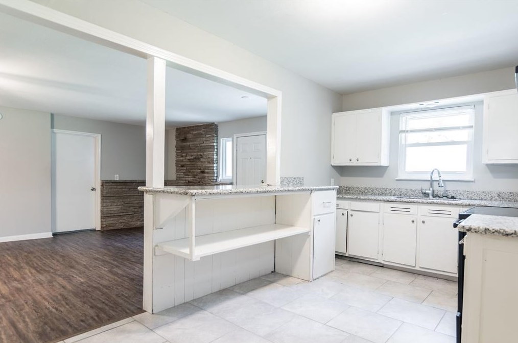 613 Farrer St, Angleton, TX 77515