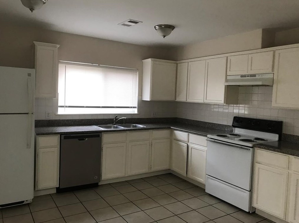 12211 Newbrook Dr, Houston TX  77072-4846 exterior