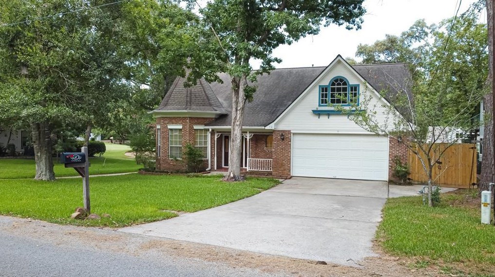 72 E Rolling Hills Dr, Conroe, TX 77304