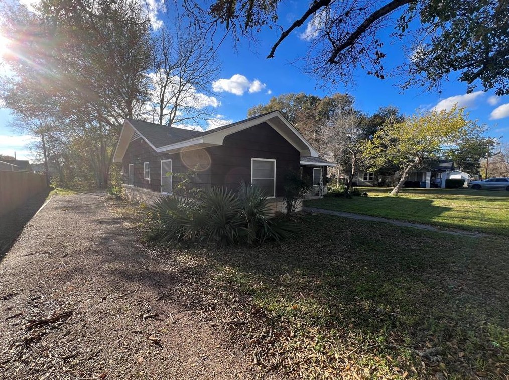 407 Victoria St, White Hall, TX 77868
