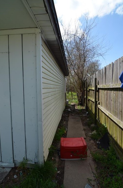 5962 Belcrest St, Houston TX  77033-1206 exterior