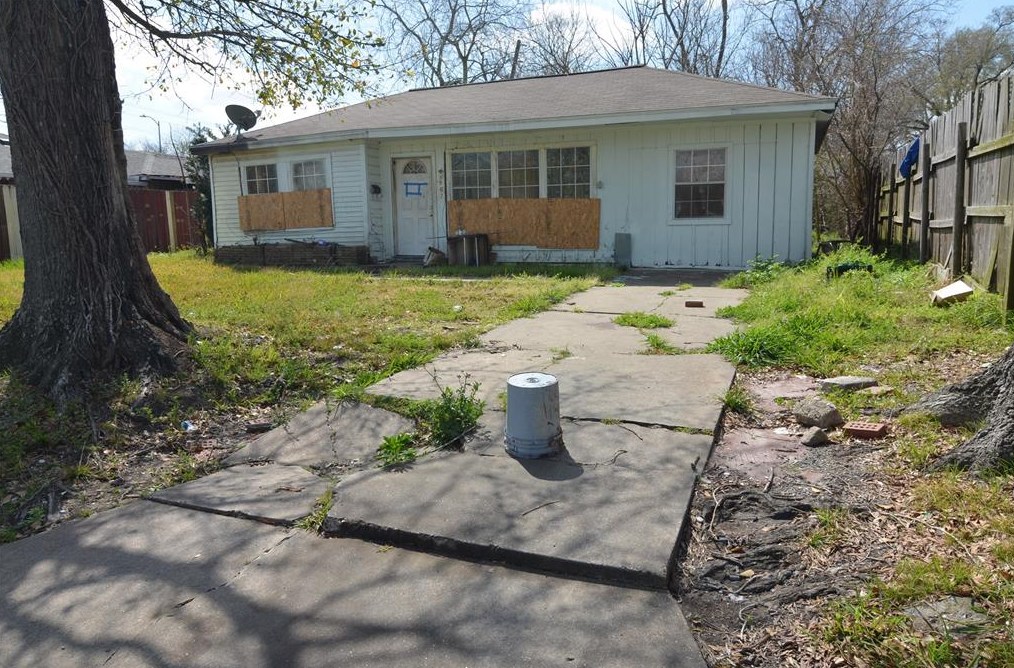5962 Belcrest St, Houston, TX 77033-1328