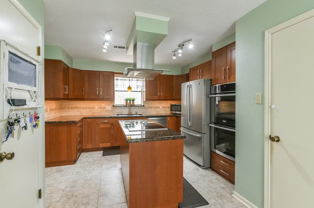 16231 Parksley Dr, Houston TX 77059-4714 exterior