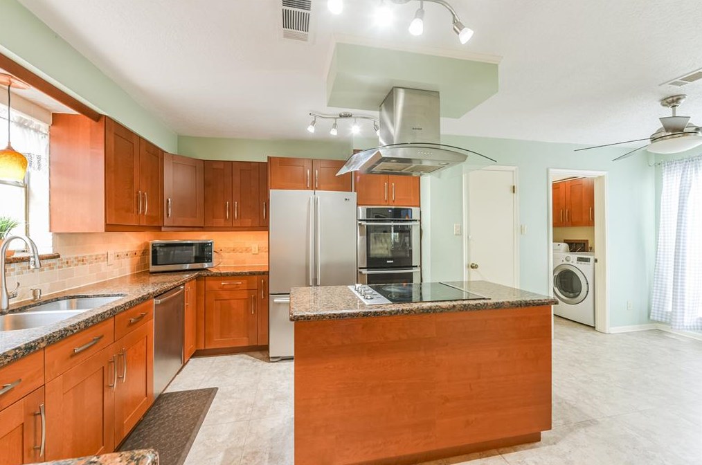 16231 Parksley Dr, Houston TX 77059-4714 exterior