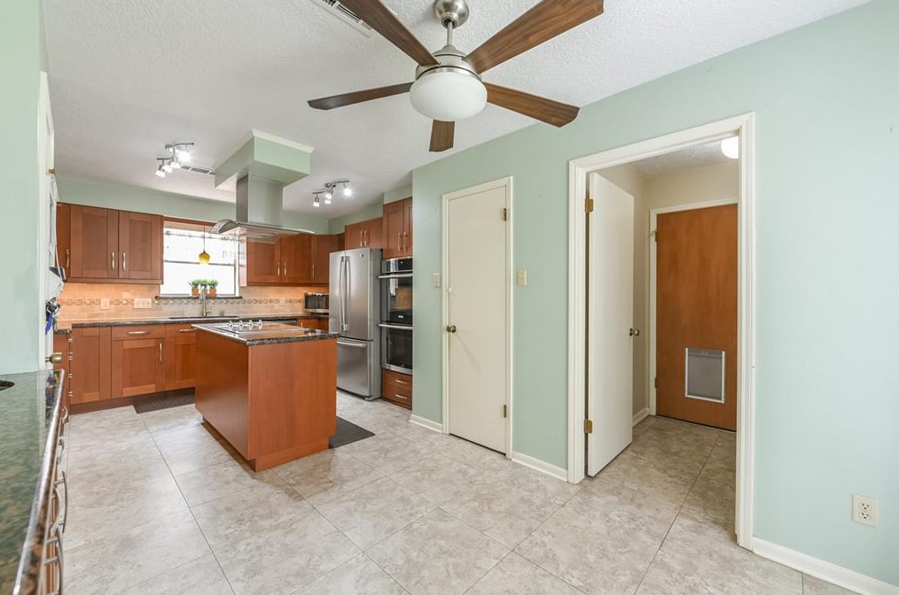 16231 Parksley Dr, Houston TX 77059-4714 exterior