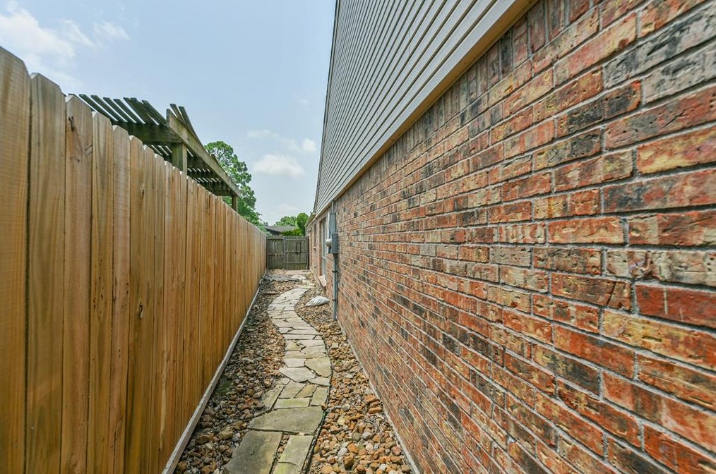 16231 Parksley Dr, Houston TX 77059-4714 exterior