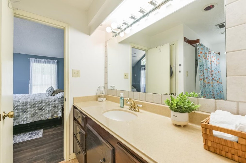 16231 Parksley Dr, Houston TX 77059-4714 exterior