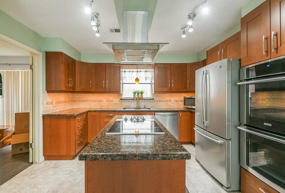 16231 Parksley Dr, Houston TX 77059-4714 exterior