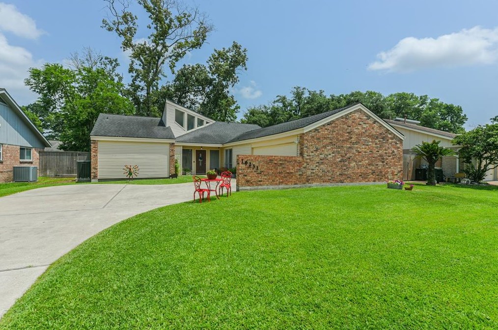 16231 Parksley Dr, Houston, TX 77059-4714