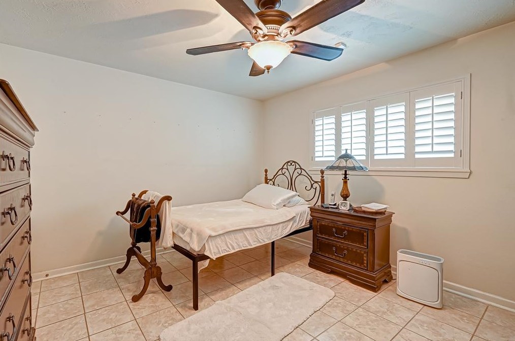 10838 Corona Ln, Houston TX 77072-3253 exterior