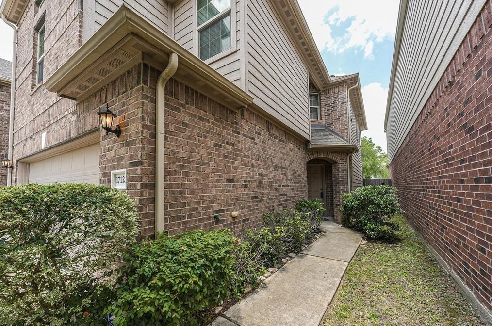 17122 Amarose Dr, Houston, TX 77090