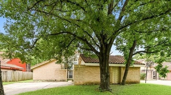 7659 Athlone Dr, Houston, TX 77088-5632