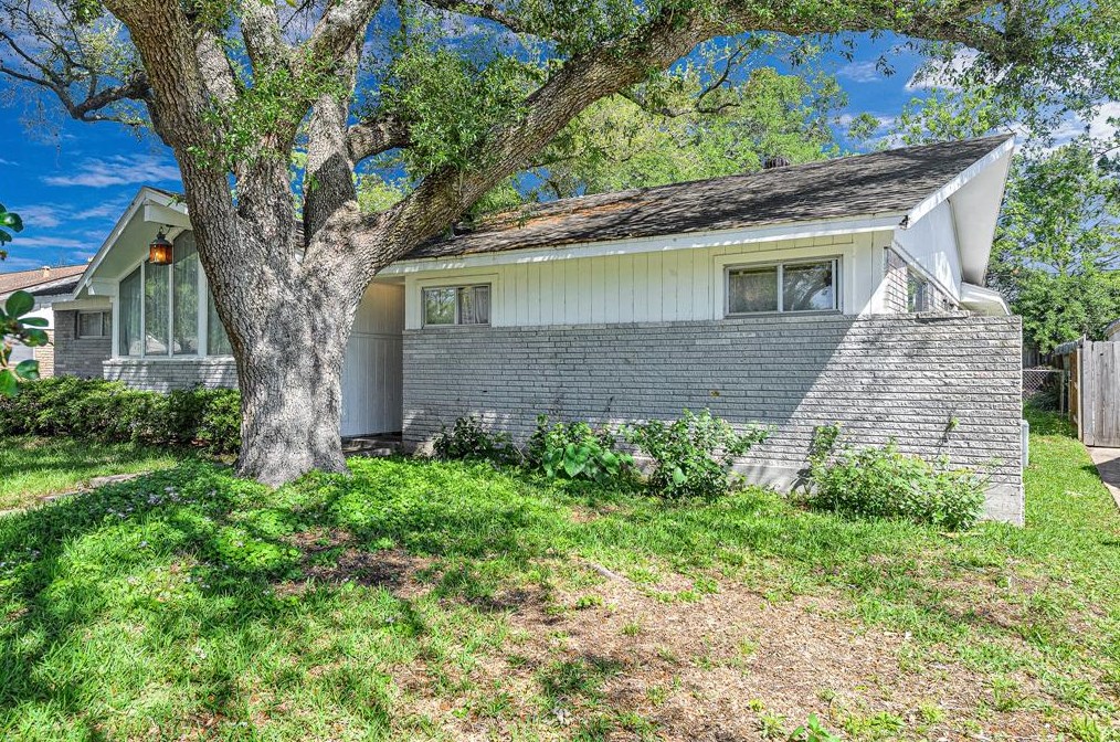 5814 Mcknight St, Houston, TX 77035-2424