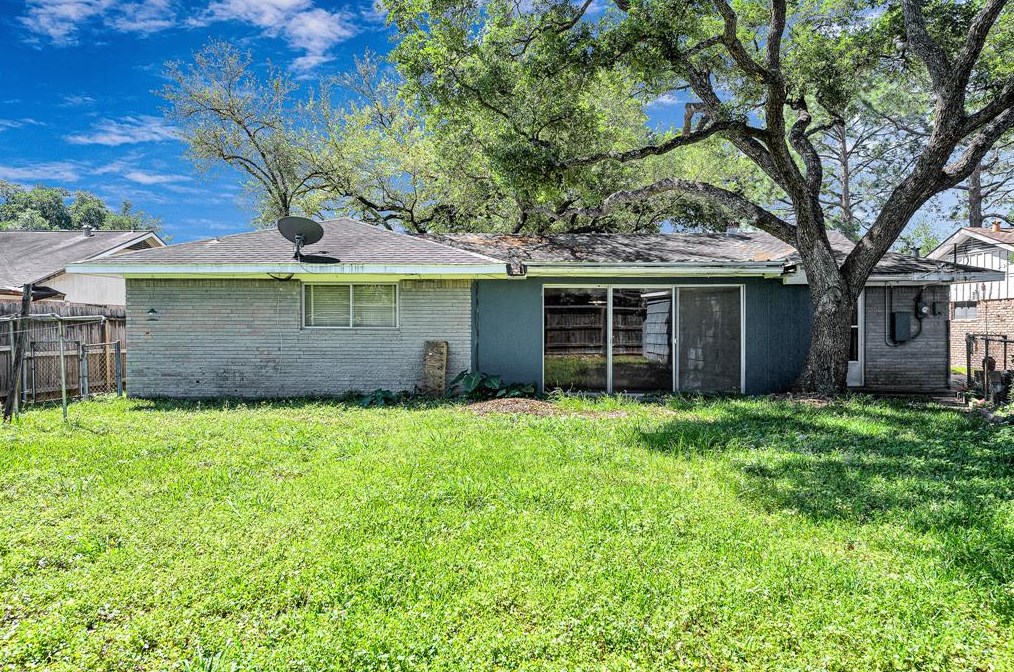 5814 Mcknight, Houston TX  77035-2326 exterior