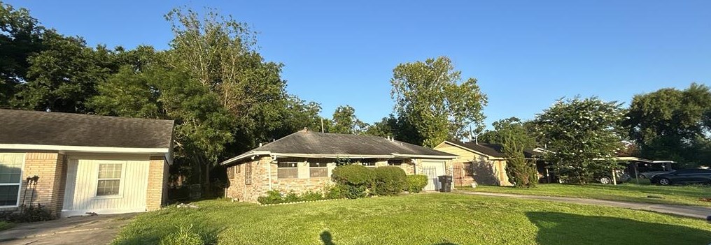 5526 Elm Spg Dr, Houston TX  77048-1837 exterior