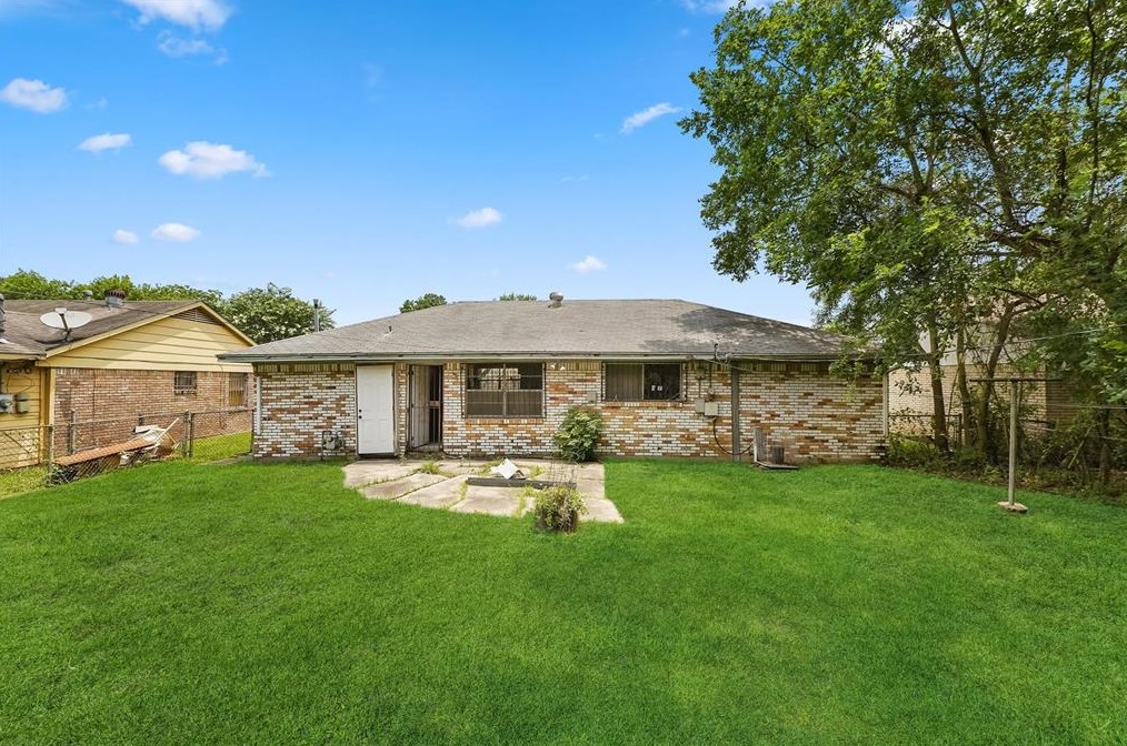 5526 Elm Spg Dr, Houston TX  77048-1837 exterior