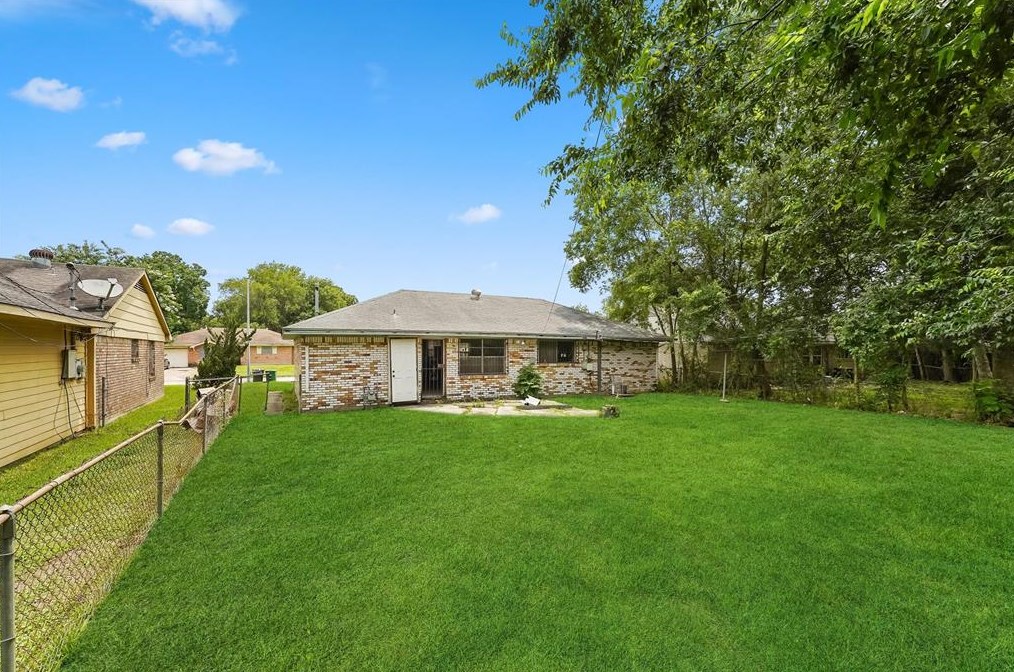 5526 Elm Spg Dr, Houston TX  77048-1837 exterior