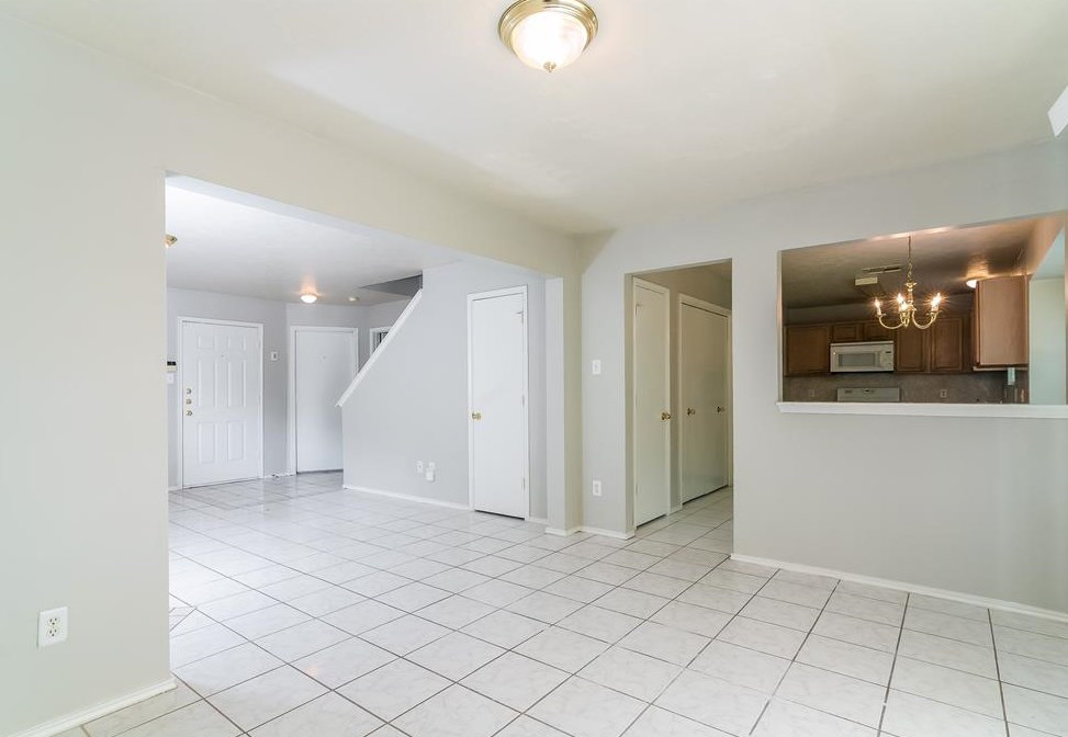 8815 Roaring Point Dr, Houston TX  77088-8029 exterior
