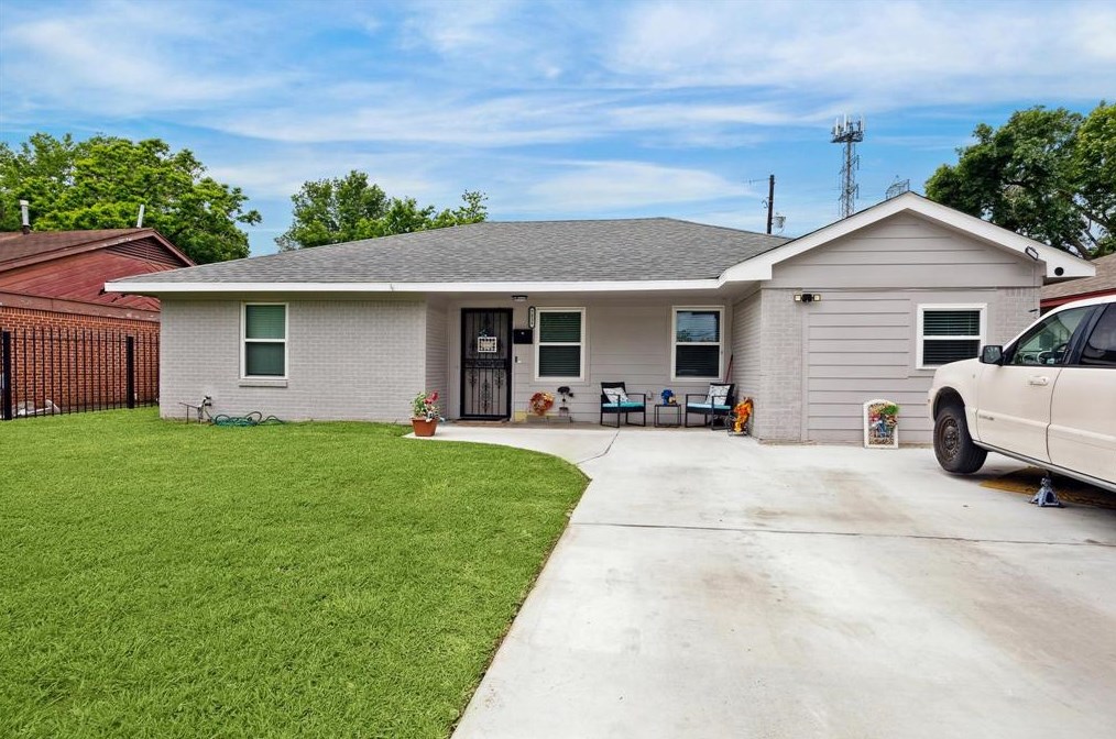 7818 Belbay St, Houston, TX 77033-1302