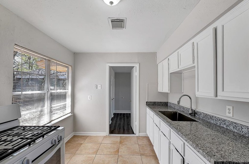 5654 Belcrest St, Houston, TX 77033