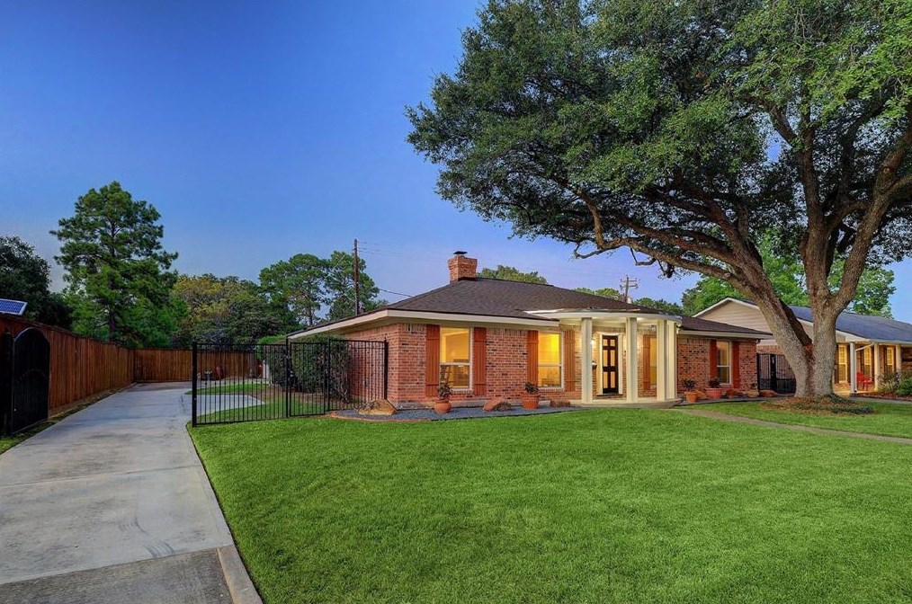 5838 Yarwell Dr, Houston TX  77096-4829 exterior