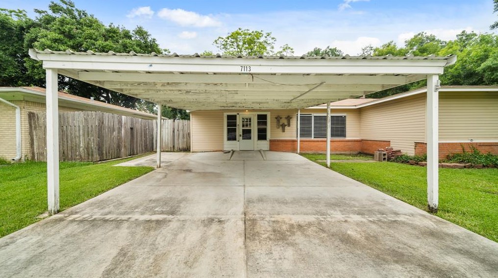 7113 Smith Dr, Hitchcock, TX 77563-3321