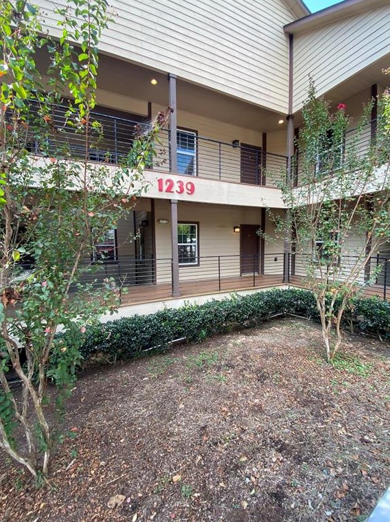 1239 20th St #b, Huntsville, TX 77340