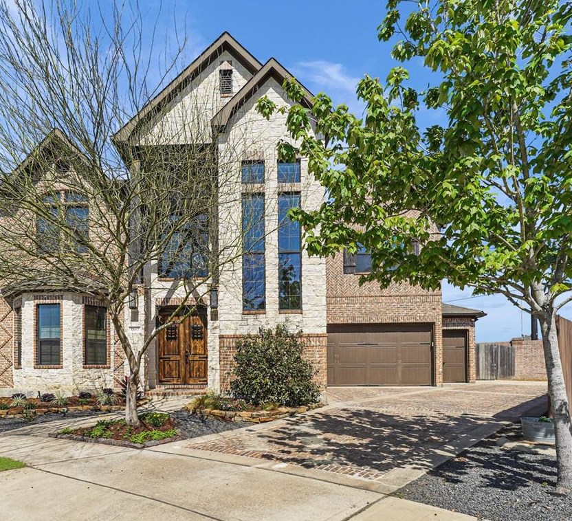 1867 Candlelight Place Dr, Houston, TX 77018-2502