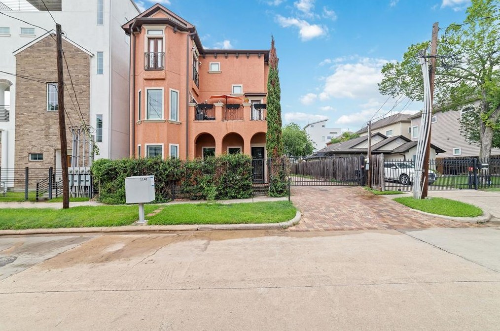 1141 23rd St, Houston, TX 77009-1703